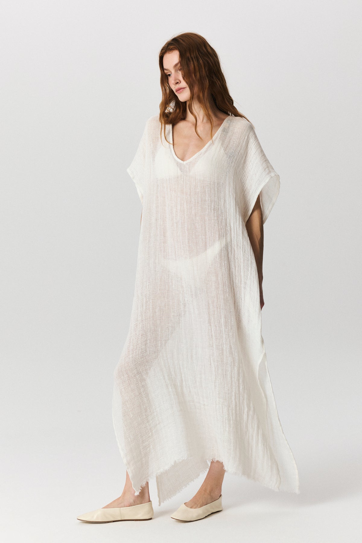 Stella 100% linen beach dress with V-neckline and fluid drape