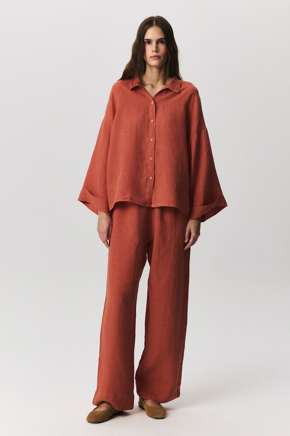 Emmy linen shirt in natural tone with pleat detail and fluid sleeves