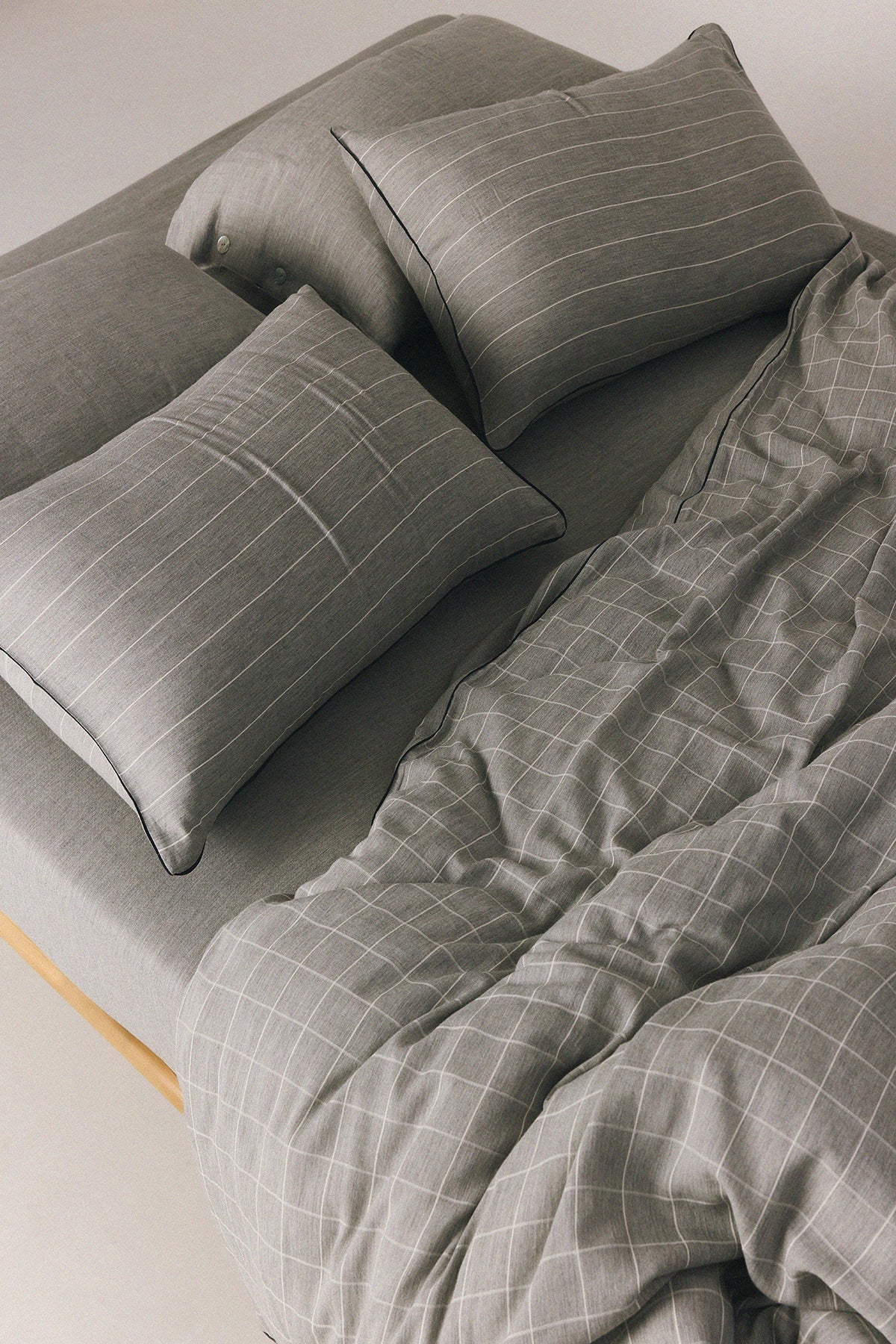 Pura melange duvet cover set in natural cotton with mother-of-pearl buttons