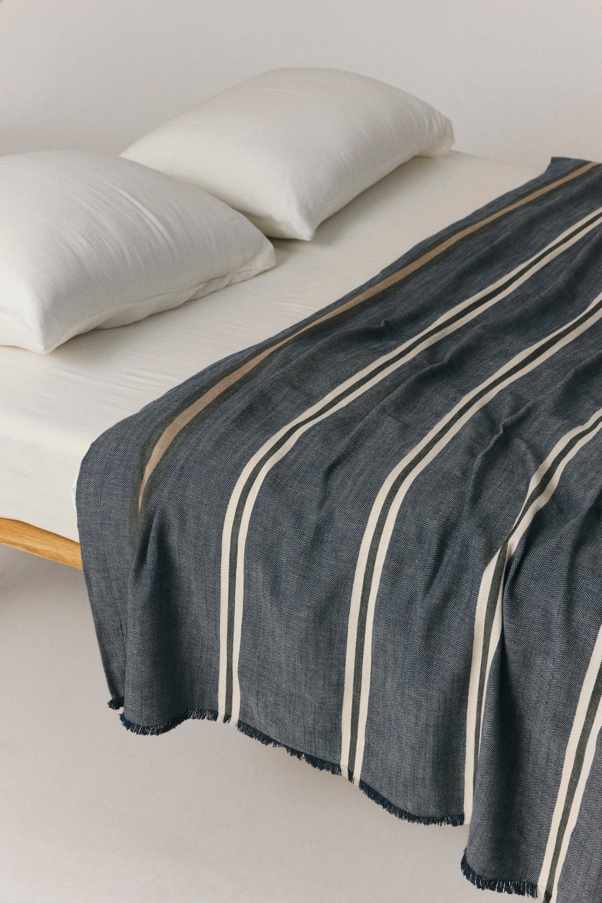 Aren herringbone linen bed cover with striped sporty design