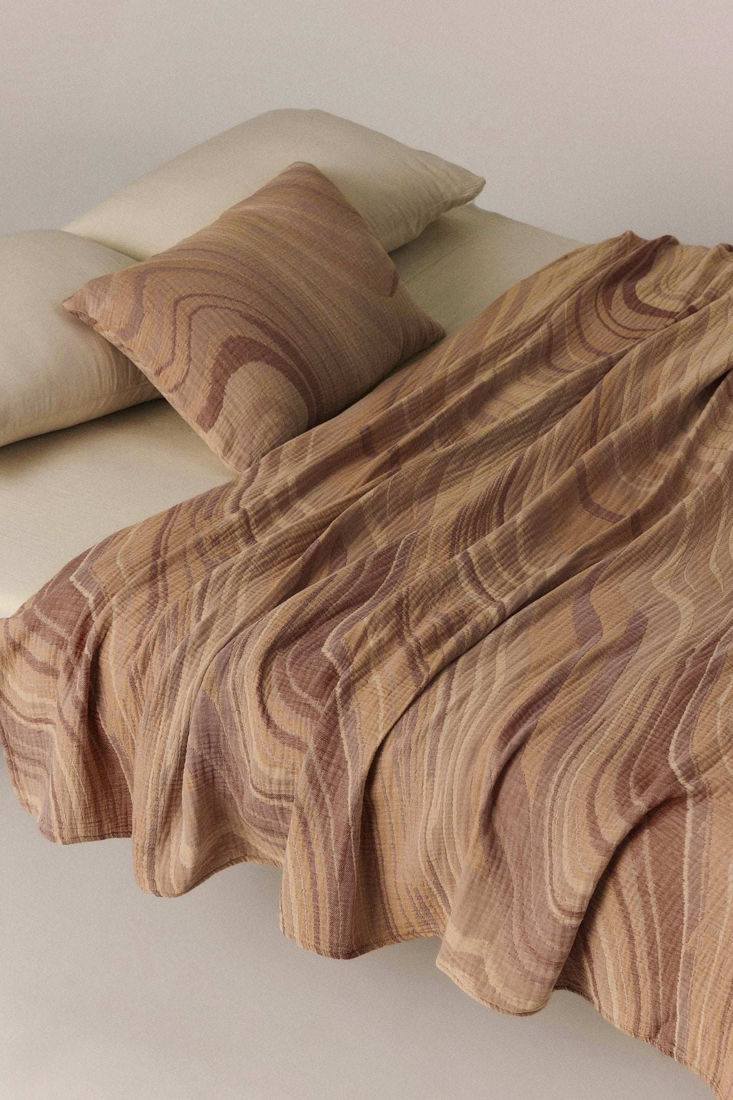 Marble bedspread in triple-layer jacquard cotton with stone-inspired texture