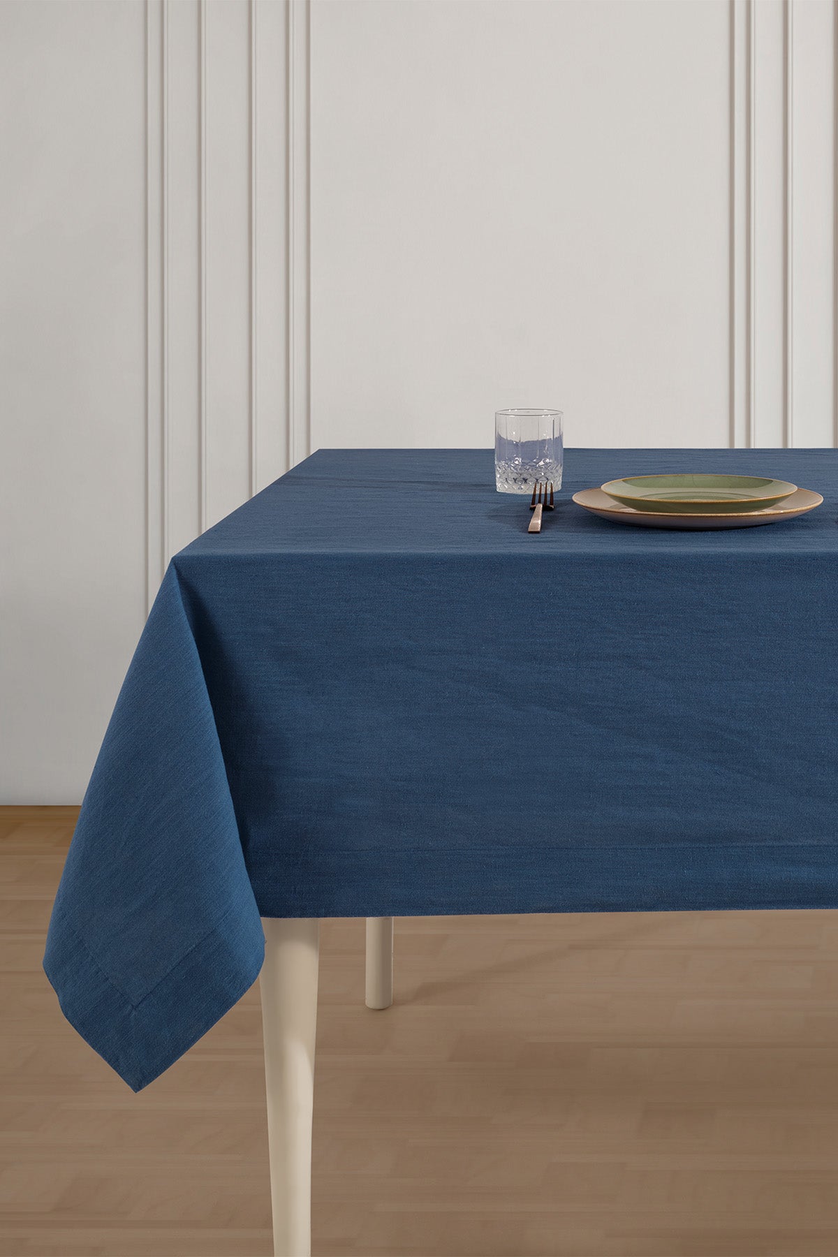 Gusto linen table cover in natural tones with minimal design