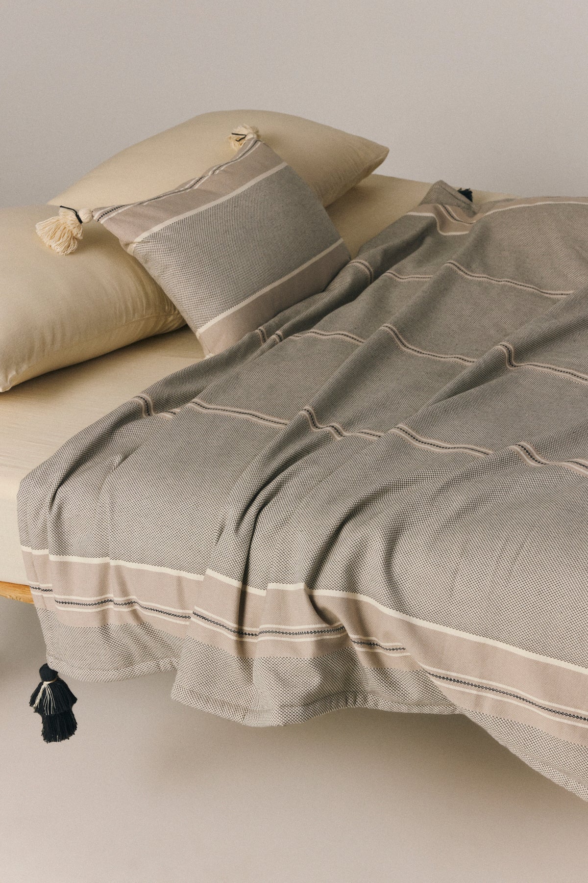 Brunella double-sided throw with cotton and wellsoft, handmade pompom corners