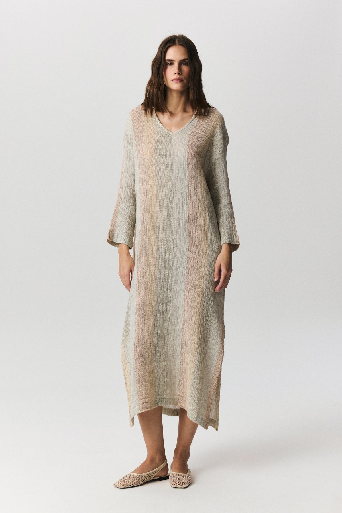 Tierra dress in yarn-dyed linen with V-neck and side slits