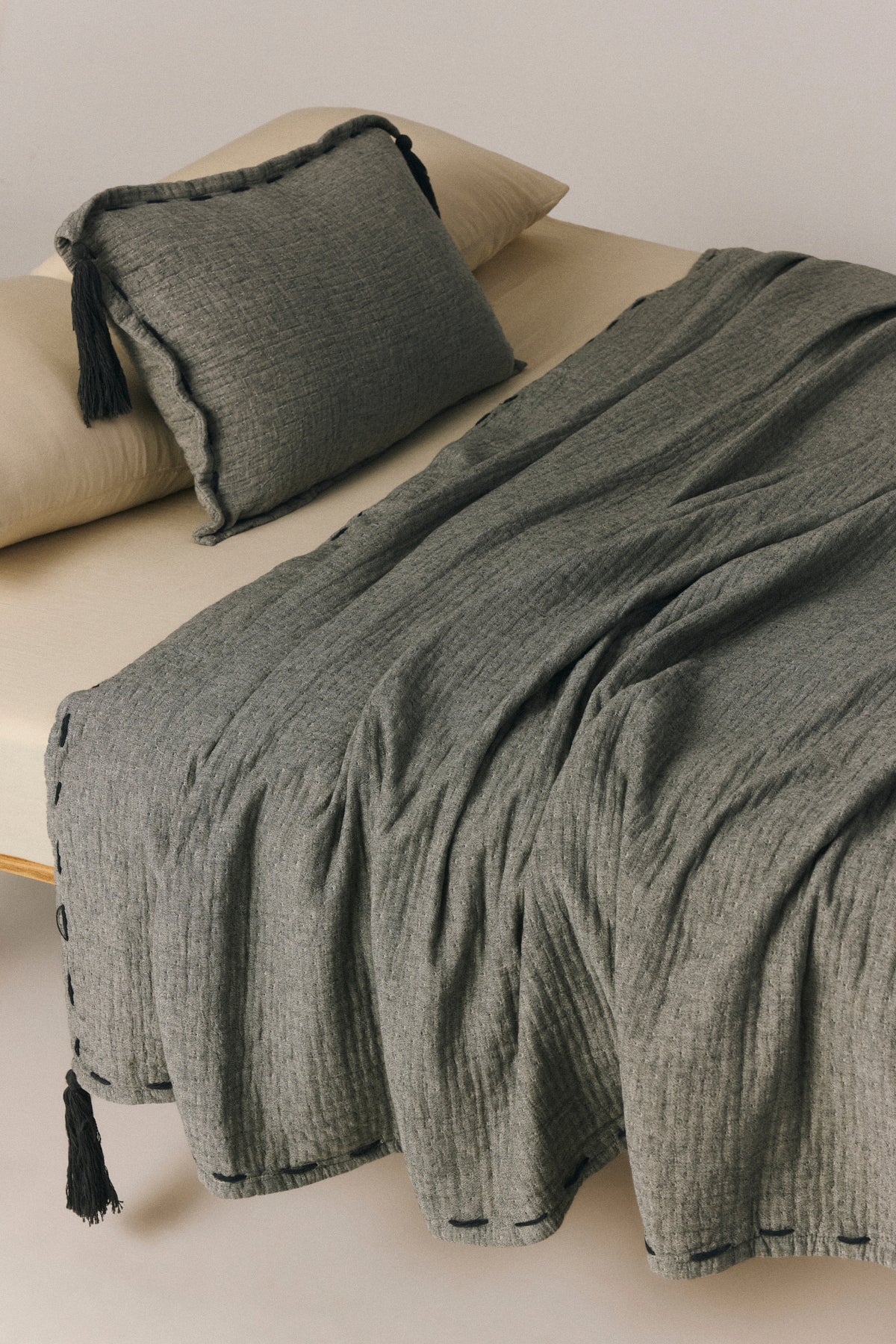 Valen cotton bedspread with hand-stitched edges and long pompom trim